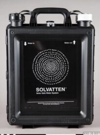 Svart plastdunk - vattenrenare solvatten